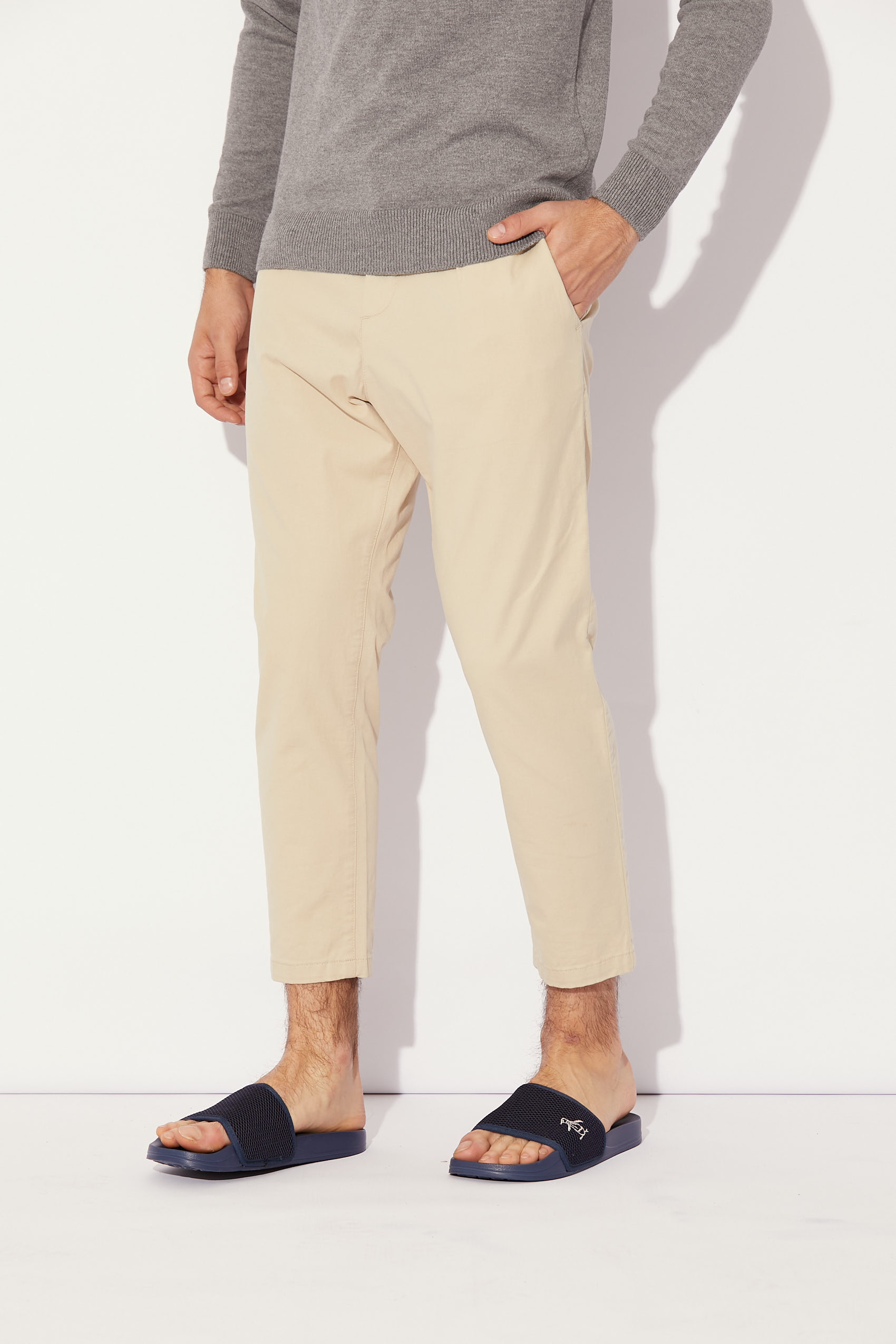 penguin_croped-pleat-solid-chino-pant_16-08-2023__picture-32491